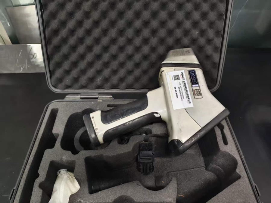 Handheld XRF spectrometer for positive material identification