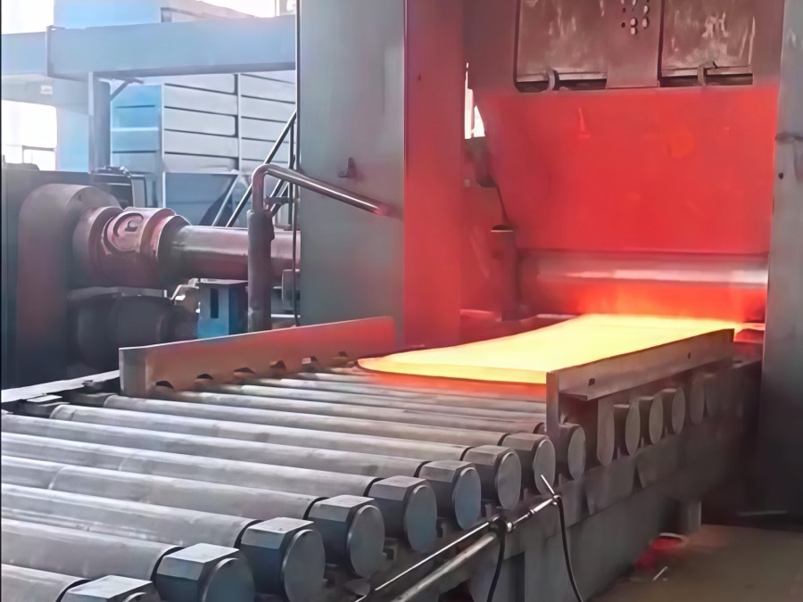 Hot plate rolling mill processing glowing nickel alloy plate on roller table